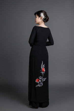 Ao Dai, traditionelles vietnamesisches Kleid. Schwarzes Seidenkleid mit atemberaubendem, besticktem Rosenmotiv.