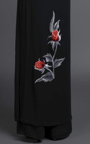 Ao Dai, traditionelles vietnamesisches Kleid. Schwarzes Seidenkleid mit atemberaubendem, besticktem Rosenmotiv.