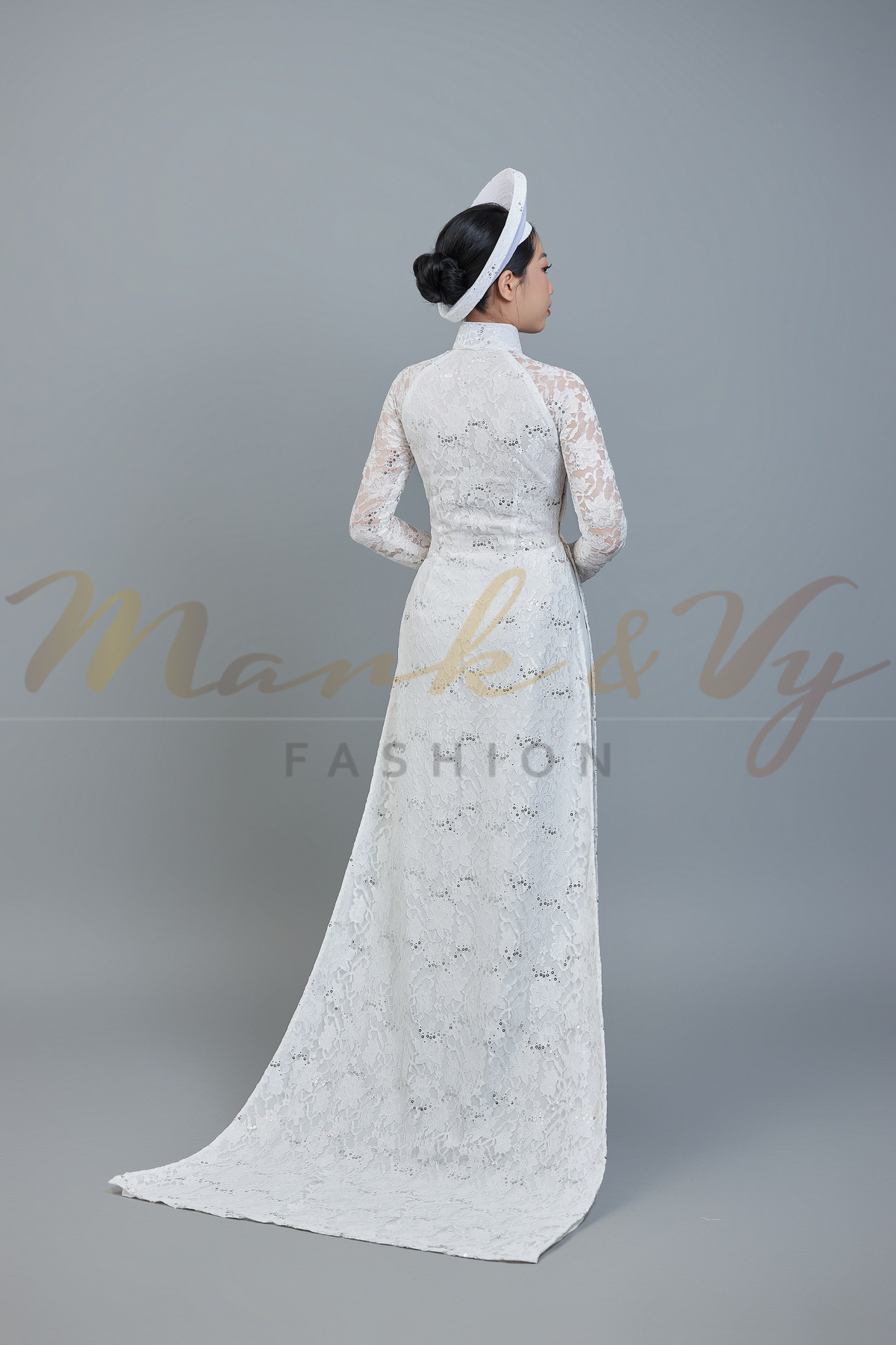 Wedding ao dai. Vietnamese long dress in spectacular white lace.