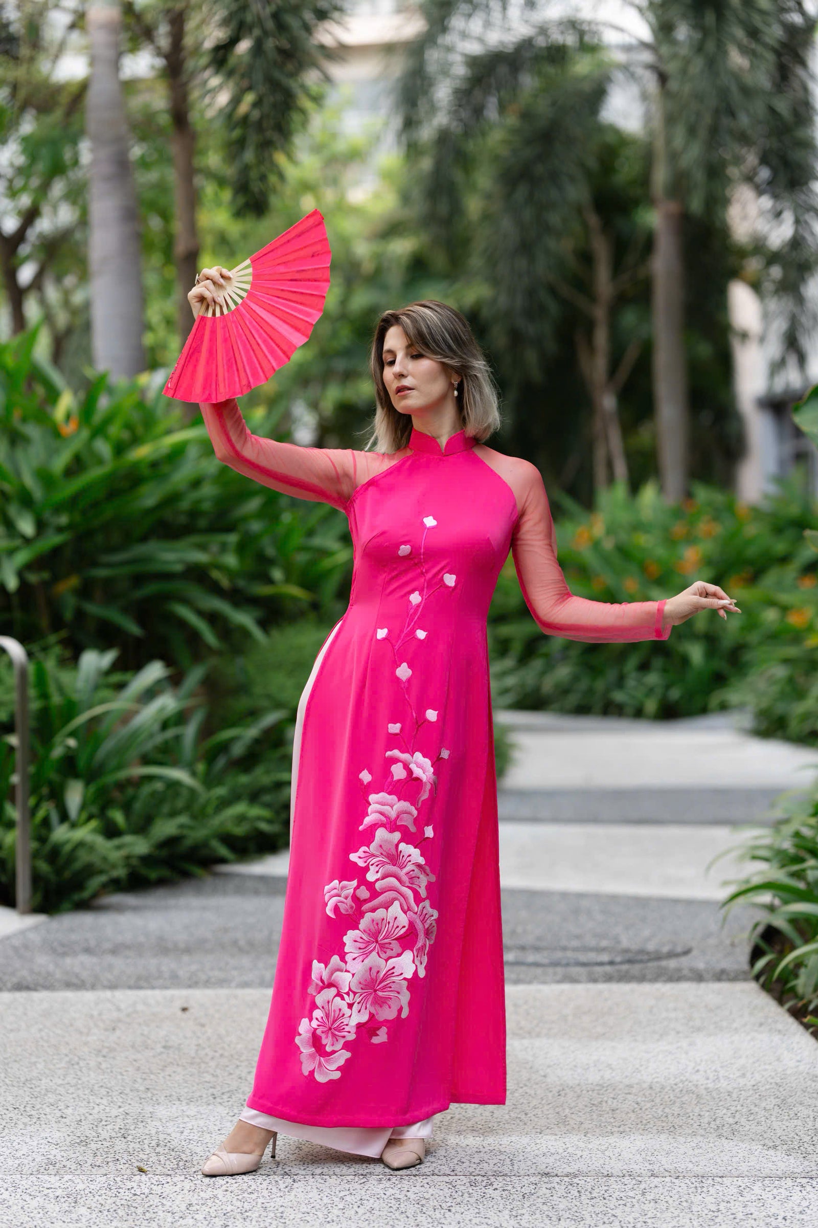 Besticktes Seiden-Áo Dài „Blushing Fuchsia“ mit transparenten Ärmeln